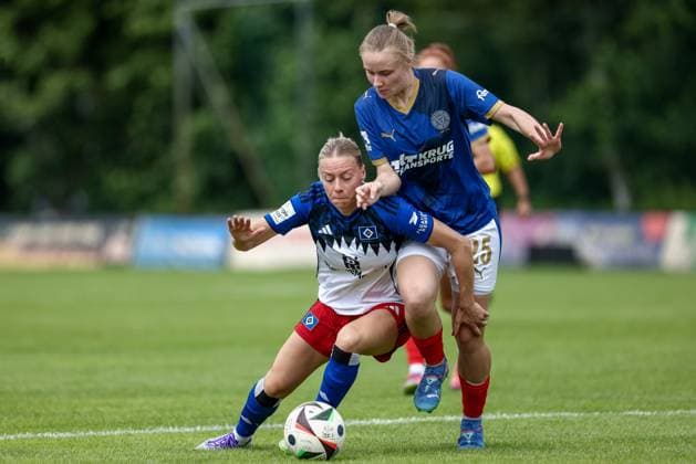 from left Sophie Hillebrand Hamburger SV, 22 and Alia Redant Holstein Kiel, 25 in duel, duel, dynamics, action, action, match scene, 20 07 2025, Norderstedt Germany , Soccer, Test match women, Hamburger SV Holstein Kiel xobx