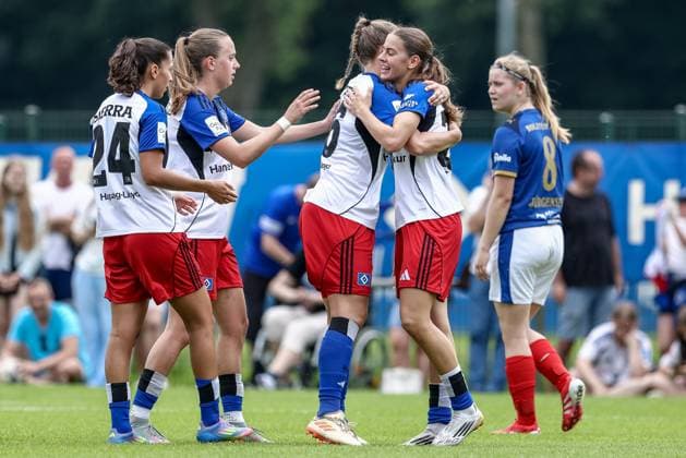 Hamburger SV players with goal celebration, cheering, cheering, optimistic, game scene, highlight, joy about the goal to 5 1, 20 07 2025, Norderstedt Germany , Football, Test match women, Hamburger SV Holstein Kiel xobx