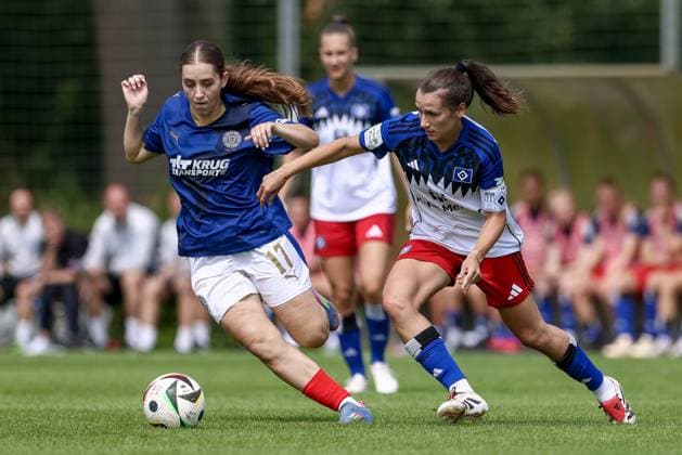 from left Arjela Lako Holstein Kiel, 17 and Pauline Machtens Hamburger SV, 28 in duel, duel, dynamics, action, action, match scene, 20 07 2025, Norderstedt Germany , Soccer, Test match women, Hamburger SV Holstein Kiel xobx