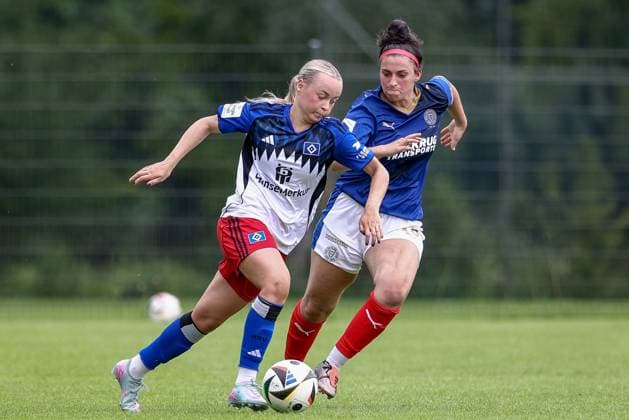 from left Mia Büchele Hamburger SV, 17 and Aryanna Naward Holstein Kiel, 15 in duel, duel, dynamics, action, action, match scene, 20 07 2025, Norderstedt Germany , Soccer, Test match women, Hamburger SV Holstein Kiel xobx