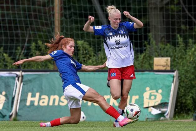 from left Zoe Tolksdorf Holstein Kiel, 14 and Sophie Profe Hamburger SV, 14 in duel, duel, dynamic, action, action, match scene, 20 07 2025, Norderstedt Germany , Soccer, Test match women, Hamburger SV Holstein Kiel xobx