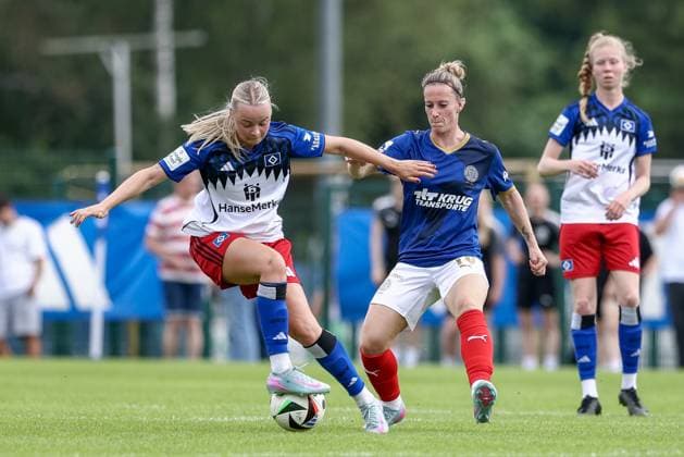 from left Mia Büchele Hamburger SV, 17 and Sandra Krohn Holstein Kiel, 16 in duel, duel, dynamic, action, action scene, 20 07 2025, Norderstedt Germany , Soccer, Test match women, Hamburger SV Holstein Kiel xobx