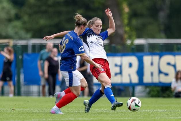 from left Sandra Krohn Holstein Kiel, 16 and Nina Räcke Hamburger SV, 39 in duel, duel, dynamic, action, action scene, 20 07 2025, Norderstedt Germany , Soccer, Test match women, Hamburger SV Holstein Kiel xobx