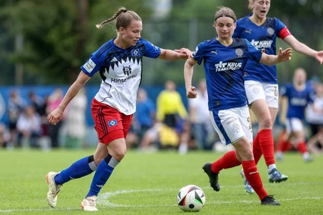 from left Christin Meyer Hamburger SV, 16 and Lea Althof Holstein Kiel, 21 in duel, duel, dynamics, action, action, match scene, 20 07 2025, Norderstedt Germany , Soccer, Test match women, Hamburger SV Holstein Kiel xobx