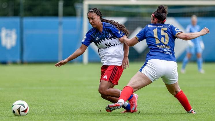 from left Melina Krüger Hamburger SV, 9 and Aryanna Naward Holstein Kiel, 15 in duel, duel, dynamic, action, action, match scene, 20 07 2025, Norderstedt Germany , Soccer, Test match women, Hamburger SV Holstein Kiel xobx