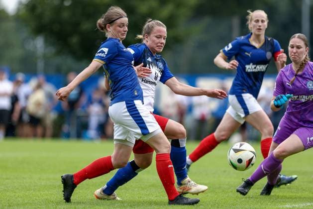 from left Lea Althof Holstein Kiel, 21 and Christin Meyer Hamburger SV, 16 in duel, duel, dynamics, action, action, match scene, 20 07 2025, Norderstedt Germany , Soccer, Test match women, Hamburger SV Holstein Kiel xobx