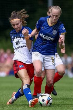 from left Melanie Brunnthaler Hamburger SV, 11 and Jasmin Grosnick Holstein Kiel, 3 in duel, duel, dynamic, action, action, match scene, 20 07 2025, Norderstedt Germany , Soccer, Test match women, Hamburger SV Holstein Kiel xobx