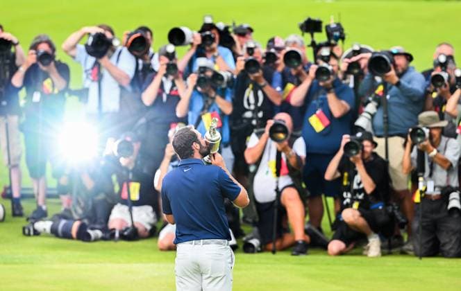 Sport Bilder des Tages Scottie Scheffler celebrates winning the 123rd Open Championship as he kisses the Claret Jug in front of the Photographers on the 18th Green The Open Championship, Day Four, Golf, Royal Portrush Golf Club, Portrush, Northern Ireland, UK - 20 Jul 2025 EDITORIAL USE ONLY No use with unauthorised audio, video, data, fixture lists, club league logos or live services. Online in-match use limited to 120 images, no video emulation. No use in betting, games or single club league player publications. Copyright: xGreigxCowie Shutterstockx 15403241f