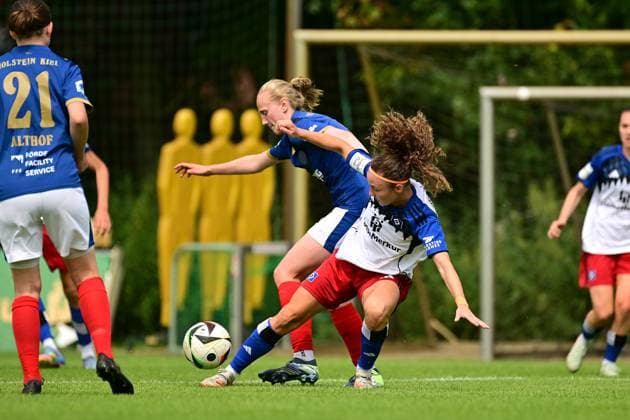 Soccer I Women I Season 2025 2026 I Test match I Hamburger SV Holstein Kiel I 20 07 2025 Jasmin Grosnick 3, Holstein Kiel Melanie Brunnthaler 11, Hamburger SV Hamburg Paul Hauenschild Sportanlage Hamburg Germany Copyright: xLobeca FelixxSchlikisx