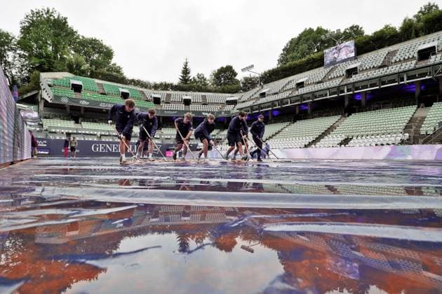 TENNIS - ATP, Tennis Herren Generali Open 2025 KITZBUEHEL,AUSTRIA,21.JUL.25 - TENNIS - ATP World Tour, Generali Open. Image shows tournament staff on Center Court. Keywords: rain.  GEPAxpictures xMatthiasxHauer