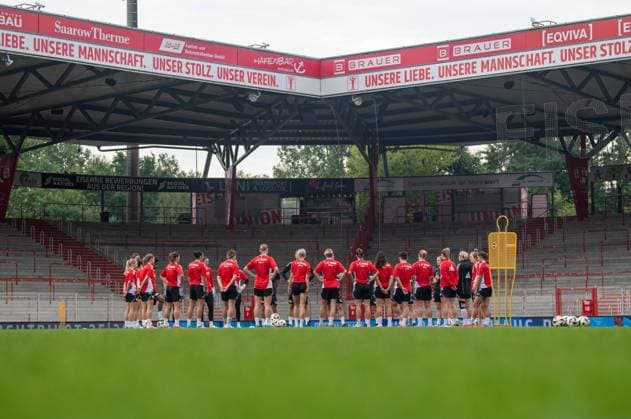Soccer, Women, Season 2025 2026, 1 Bundesliga, 1 FC Union Berlin, Training kick-off, Speech in the circle, 21 07 2025, Copyright: xSebastianxRäppold MatthiasxKochx