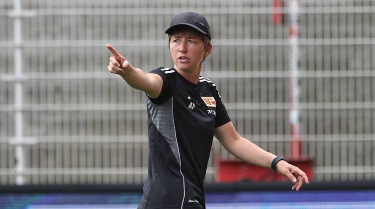 Coach Ailien Poese pointing, gesturing action upper body Sport Football Soccer Women Women Bundesliga Season 2025 2026 21 07 2025 Training kick-off 1 FC Union Berlin DFL regulations prohibit any use of photographs as image sequences and or quasi video
