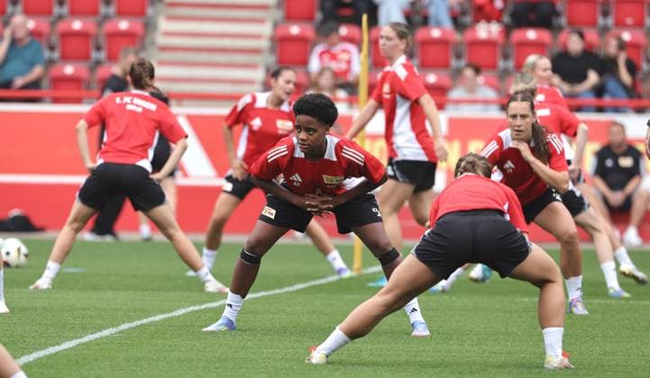 Naika Reissner bem Dehnen Sport Fußball Fußball Frauen Damen Bundesliga Saison 2025 2026 21 07 2025 Trainingsauftakt 1 FC Union Berlin DFL regulations prohibit any use of photographs as image sequences and or quasi video