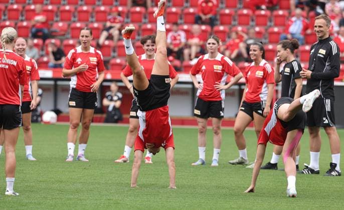 Dina Orschmann does a handstand in front of the team Sport Football Soccer Women Womens Bundesliga Season 2025 2026 21 07 2025 Training kick-off 1 FC Union Berlin DFL regulations prohibit any use of photographs as image sequences and or quasi video
