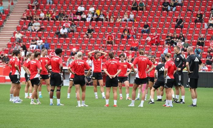 Coach Ailien Poese, co-coach Simon Falke talk to the team Sport Football Soccer Womens Bundesliga Season 2025 2026 21 07 2025 Training kick-off 1 FC Union Berlin DFL regulations prohibit any use of photographs as image sequences and or quasi video