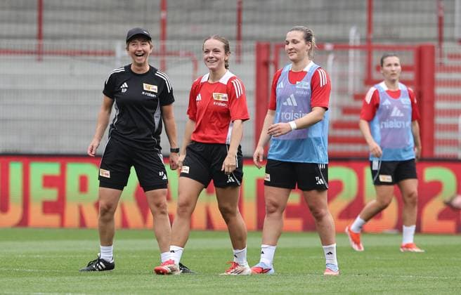 Coach Ailien Poese talks to Lisa Heiseler, Dina Orschmann Sport Football Soccer Women Womens Bundesliga Season 2025 2026 21 07 2025 Training kick-off 1 FC Union Berlin DFL regulations prohibit any use of photographs as image sequences and or quasi video