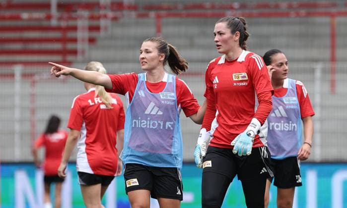 Katja Orschmann talks to goalkeeper Melanie Wagner Sport Football Soccer Women Womens Bundesliga Season 2025 2026 21 07 2025 Training kick-off 1 FC Union Berlin DFL regulations prohibit any use of photographs as image sequences and or quasi video