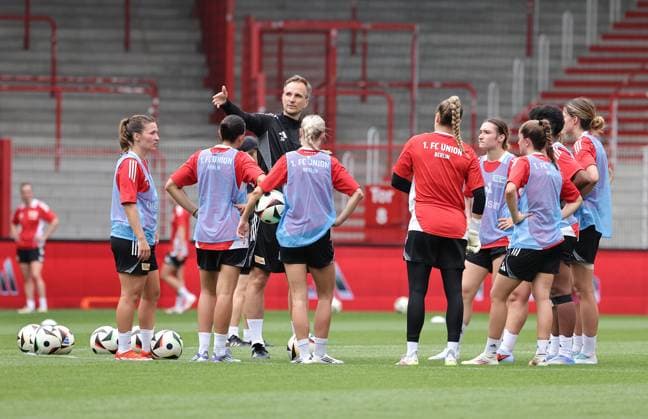 Co coach Simon Falke talks to the team Sport Football Soccer Women Womens Bundesliga Season 2025 2026 21 07 2025 Training kick-off 1 FC Union Berlin DFL regulations prohibit any use of photographs as image sequences and or quasi video