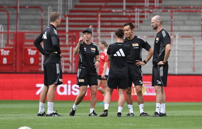 Coach Ailien Poese talks to coaching team Sport Football Soccer Women Womens Bundesliga Season 2025 2026 21 07 2025 Training kick-off 1 FC Union Berlin DFL regulations prohibit any use of photographs as image sequences and or quasi video