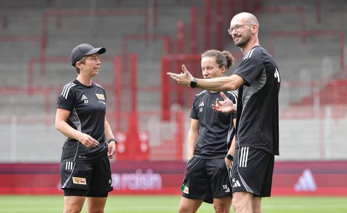 Coach Ailien Poese talks to co-trainer Sabrina Eckhoff, athletics coach Marcus Liebig Action upper body Sport Football Soccer Womens Bundesliga Season 2025 2026 21 07 2025 Training kick-off 1 FC Union Berlin DFL regulations prohibit any use of photographs as image sequences and or quasi video