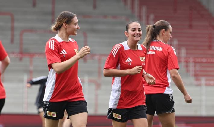 Sophie Weidauer talks to Athanasia Moraitou Action upper body Sport Football Soccer Women Womens Bundesliga Season 2025 2026 21 07 2025 Training kick-off 1 FC Union Berlin DFL regulations prohibit any use of photographs as image sequences and or quasi video