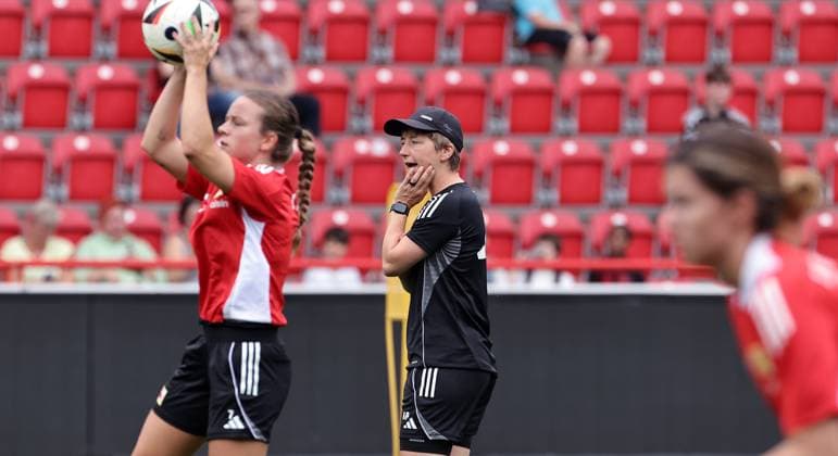 Coach Ailien Poese gives instructions Action upper body Sport Football Soccer Women Womens Bundesliga Season 2025 2026 21 07 2025 Training kick-off 1 FC Union Berlin DFL regulations prohibit any use of photographs as image sequences and or quasi video