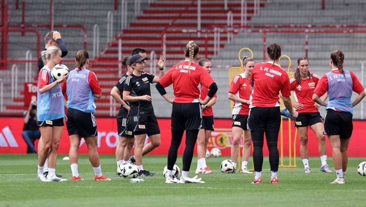 Coach Ailien Poese talks to the team Sport Football Soccer Women Womens Bundesliga Season 2025 2026 21 07 2025 Training kick-off 1 FC Union Berlin DFL regulations prohibit any use of photographs as image sequences and or quasi video