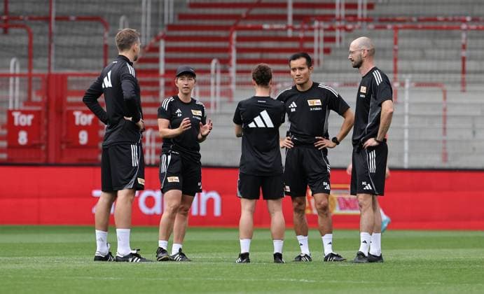 Coaching team Co-coach Simon Falke, coach Ailien Poese talks, co-coach Sabrina Eckhoff, athletics coach Bao Nguyen, athletics coach Marcus Liebig Sport Football Soccer Womens Bundesliga Season 2025 2026 21 07 2025 Training kick-off 1 FC Union Berlin DFL regulations prohibit any use of photographs as image sequences and or quasi video