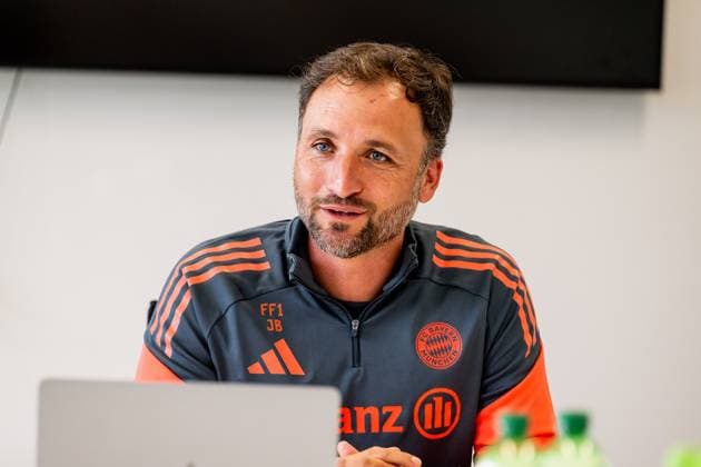 Jose Barcala Head Coach, FC Bayern Muenchen Women at the press talk before the official training FC Bayern Muenchen Women, Football, Google Pixel Women Bundesliga, Training Session, Season 2025 2026, 21 07 2025 DFL DFB REGULATIONS PROHIBIT ANY USE OF PHOTOGRAPHS as IMAGE SEQUENCES and or QUASI VIDEO FC Bayern Muenchen Women, Football, Google Pixel Women Bundesliga, Training Session, Season 2025 2026, 21 07 2025 Muenchen Copyright: xEibner-Pressefoto HeikexFeinerx EP_HFR