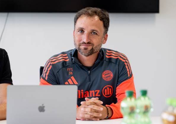 Jose Barcala Head Coach, FC Bayern Muenchen Women at the press talk before the official training FC Bayern Muenchen Women, Football, Google Pixel Women Bundesliga, Training Session, Season 2025 2026, 21 07 2025 DFL DFB REGULATIONS PROHIBIT ANY USE OF PHOTOGRAPHS as IMAGE SEQUENCES and or QUASI VIDEO FC Bayern Muenchen Women, Football, Google Pixel Women Bundesliga, Training Session, Season 2025 2026, 21 07 2025 Muenchen Copyright: xEibner-Pressefoto HeikexFeinerx EP_HFR