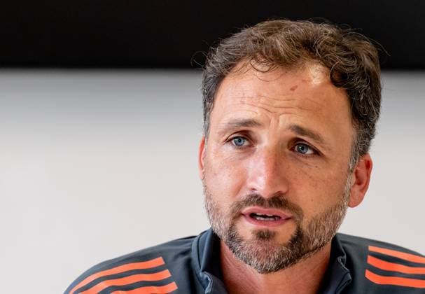 Jose Barcala Head Coach, FC Bayern Muenchen Women at the press talk before the official training session Portrait Portraet FC Bayern Muenchen Women, Football, Google Pixel Women Bundesliga, Training Session, Season 2025 2026, 21 07 2025 DFL DFB REGULATIONS PROHIBIT ANY USE OF PHOTOGRAPHS as IMAGE SEQUENCES and or QUASI VIDEO FC Bayern Muenchen Women, Football, Google Pixel Women Bundesliga, Training Session, Season 2025 2026, 21 07 2025 Muenchen Copyright: xEibner-Pressefoto HeikexFeinerx EP_HFR