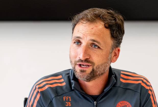 Jose Barcala Head Coach, FC Bayern Muenchen Women at the press talk before the official training session Portrait Portraet FC Bayern Muenchen Women, Football, Google Pixel Women Bundesliga, Training Session, Season 2025 2026, 21 07 2025 DFL DFB REGULATIONS PROHIBIT ANY USE OF PHOTOGRAPHS as IMAGE SEQUENCES and or QUASI VIDEO FC Bayern Muenchen Women, Football, Google Pixel Women Bundesliga, Training Session, Season 2025 2026, 21 07 2025 Muenchen Copyright: xEibner-Pressefoto HeikexFeinerx EP_HFR