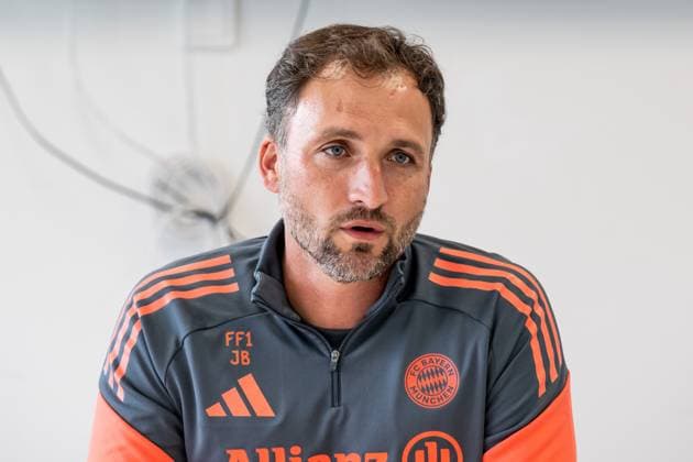Jose Barcala Head Coach, FC Bayern Muenchen Women at the press talk before the official training FC Bayern Muenchen Women, Football, Google Pixel Women Bundesliga, Training Session, Season 2025 2026, 21 07 2025 DFL DFB REGULATIONS PROHIBIT ANY USE OF PHOTOGRAPHS as IMAGE SEQUENCES and or QUASI VIDEO FC Bayern Muenchen Women, Football, Google Pixel Women Bundesliga, Training Session, Season 2025 2026, 21 07 2025 Muenchen Copyright: xEibner-Pressefoto HeikexFeinerx EP_HFR