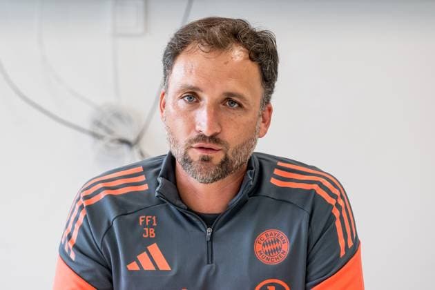 Jose Barcala Head Coach, FC Bayern Muenchen Women at the press talk before the official training FC Bayern Muenchen Women, Football, Google Pixel Women Bundesliga, Training Session, Season 2025 2026, 21 07 2025 DFL DFB REGULATIONS PROHIBIT ANY USE OF PHOTOGRAPHS as IMAGE SEQUENCES and or QUASI VIDEO FC Bayern Muenchen Women, Football, Google Pixel Women Bundesliga, Training Session, Season 2025 2026, 21 07 2025 Muenchen Copyright: xEibner-Pressefoto HeikexFeinerx EP_HFR