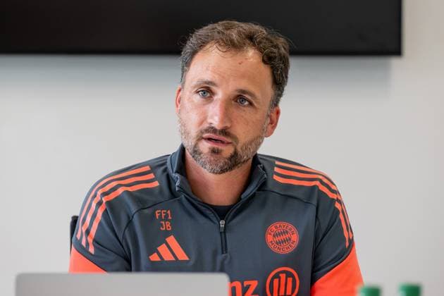 Jose Barcala Head Coach, FC Bayern Muenchen Women at the press talk before the official training FC Bayern Muenchen Women, Football, Google Pixel Women Bundesliga, Training Session, Season 2025 2026, 21 07 2025 DFL DFB REGULATIONS PROHIBIT ANY USE OF PHOTOGRAPHS as IMAGE SEQUENCES and or QUASI VIDEO FC Bayern Muenchen Women, Football, Google Pixel Women Bundesliga, Training Session, Season 2025 2026, 21 07 2025 Muenchen Copyright: xEibner-Pressefoto HeikexFeinerx EP_HFR