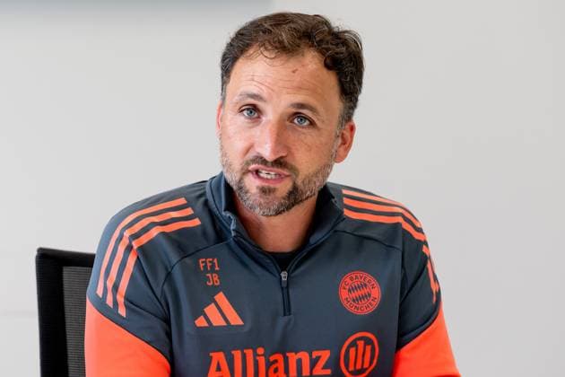 Jose Barcala Head Coach, FC Bayern Muenchen Women at the press talk before the official training FC Bayern Muenchen Women, Football, Google Pixel Women Bundesliga, Training Session, Season 2025 2026, 21 07 2025 DFL DFB REGULATIONS PROHIBIT ANY USE OF PHOTOGRAPHS as IMAGE SEQUENCES and or QUASI VIDEO FC Bayern Muenchen Women, Football, Google Pixel Women Bundesliga, Training Session, Season 2025 2026, 21 07 2025 Muenchen Copyright: xEibner-Pressefoto HeikexFeinerx EP_HFR