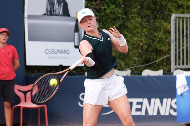 Francesca Jones in action against Chloe Paquet during the 36th Palermo Ladies Open at Country Time Club during 36Â° Palermo Ladies Open, International Tennis match in Palermo, Italy, July 21 2025  Copyright: xFedericoxSerra IPAxSportx xipa-agency.netx xx IPA_60699987 IPA_Agency_IPA60699987