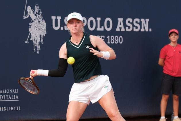 Francesca Jones in action against Chloe Paquet during the 36th Palermo Ladies Open at Country Time Club during 36Â° Palermo Ladies Open, International Tennis match in Palermo, Italy, July 21 2025  Copyright: xFedericoxSerra IPAxSportx xipa-agency.netx xx IPA_60699993 IPA_Agency_IPA60699993
