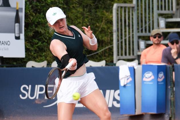 Francesca Jones in action against Chloe Paquet during the 36th Palermo Ladies Open at Country Time Club during 36Â° Palermo Ladies Open, International Tennis match in Palermo, Italy, July 21 2025  Copyright: xFedericoxSerra IPAxSportx xipa-agency.netx xx IPA_60700003 IPA_Agency_IPA60700003