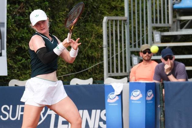 Francesca Jones in action against Chloe Paquet during the 36th Palermo Ladies Open at Country Time Club during 36Â° Palermo Ladies Open, International Tennis match in Palermo, Italy, July 21 2025  Copyright: xFedericoxSerra IPAxSportx xipa-agency.netx xx IPA_60700014 IPA_Agency_IPA60700014