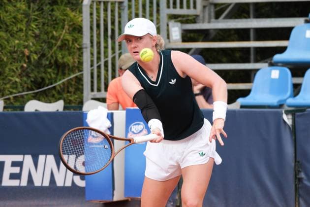 Francesca Jones in action against Chloe Paquet during the 36th Palermo Ladies Open at Country Time Club during 36Â° Palermo Ladies Open, International Tennis match in Palermo, Italy, July 21 2025  Copyright: xFedericoxSerra IPAxSportx xipa-agency.netx xx IPA_60700027 IPA_Agency_IPA60700027