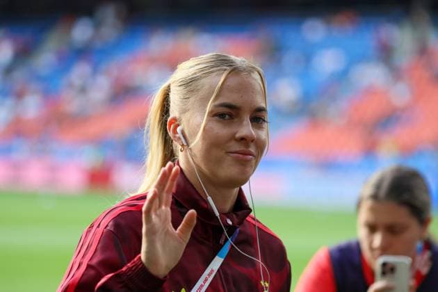 Basel, Switzerland July 19, 2025 UEFA Euro 2025 Woman quarter-final France vs. Germany In the picture Laura Freigang Germany inspecting the pitch before the quarter-final match against France at WEURO 2025 in Basel St Jakob Park Copyright: xFotostandx xFantinix