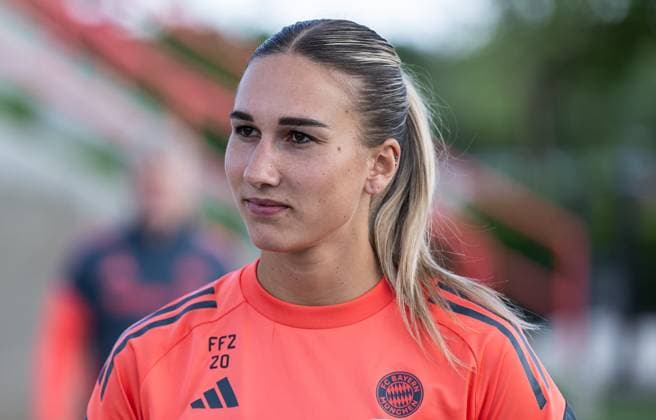 Jana Kappes FC Bayern Muenchen Frauen II, 20 Portrait Portraet FC Bayern Muenchen Frauen, Fußball, Google Pixel Frauen Bundesliga, Trainingseinheit, Saison 2025 2026, 21 07 2025 DFL DFB REGULATIONS PROHIBIT ANY USE OF PHOTOGRAPHS as IMAGE SEQUENCES and or QUASI VIDEO FC Bayern Muenchen Frauen, Fußball, Google Pixel Frauen Bundesliga, Trainingseinheit, Saison 2025 2026, 21 07 2025 Muenchen Copyright: xEibner-Pressefoto HeikexFeinerx EP_HFR