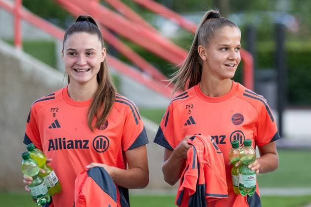 Samira Di Lauro FC Bayern Muenchen Frauen II, 08 and Liliana Feistle FC Bayern Muenchen Frauen II, 03 FC Bayern Muenchen Frauen, Fußball, Google Pixel Frauen Bundesliga, Trainingseinheit, Saison 2025 2026, 21 07 2025 DFL DFB REGULATIONS PROHIBIT ANY USE OF PHOTOGRAPHS as IMAGE SEQUENCES and or QUASI VIDEO FC Bayern Muenchen Frauen, Fußball, Google Pixel Frauen Bundesliga, Trainingseinheit, Saison 2025 2026, 21 07 2025 Muenchen Copyright: xEibner-Pressefoto HeikexFeinerx EP_HFR