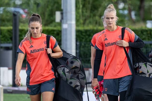 Katharina Naschenweng FC Bayern Muenchen Frauen, 19 and Anna Klink Goalkeeper, FC Bayern Muenchen Frauen, 38 FC Bayern Muenchen Frauen, Football, Google Pixel Frauen Bundesliga, Training Session, Season 2025 2026, 21 07 2025 DFL DFB REGULATIONS PROHIBIT ANY USE OF PHOTOGRAPHS as IMAGE SEQUENCES and or QUASI VIDEO FC Bayern Muenchen Frauen, Football, Google Pixel Frauen Bundesliga, Training Session, Season 2025 2026, 21 07 2025 Muenchen Copyright: xEibner-Pressefoto HeikexFeinerx EP_HFR