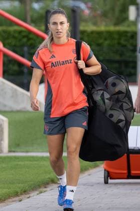 Katharina Naschenweng FC Bayern Muenchen Frauen, 19 portrait portrait FC Bayern Muenchen Frauen, Fußball, Google Pixel Frauen Bundesliga, Trainingseinheit, Saison 2025 2026, 21 07 2025 DFL DFB REGULATIONS PROHIBIT ANY USE OF PHOTOGRAPHS as IMAGE SEQUENCES and or QUASI VIDEO FC Bayern Muenchen Frauen, Fußball, Google Pixel Frauen Bundesliga, Trainingseinheit, Saison 2025 2026, 21 07 2025 Muenchen Copyright: xEibner-Pressefoto HeikexFeinerx EP_HFR