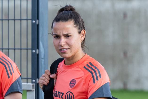 Lena Oberdorf FC Bayern Muenchen Frauen, 08 Portrait Portraet FC Bayern Muenchen Frauen, Fußball, Google Pixel Frauen Bundesliga, Trainingseinheit, Saison 2025 2026, 21 07 2025 DFL DFB REGULATIONS PROHIBIT ANY USE OF PHOTOGRAPHS as IMAGE SEQUENCES and or QUASI VIDEO FC Bayern Muenchen Frauen, Fußball, Google Pixel Frauen Bundesliga, Trainingseinheit, Saison 2025 2026, 21 07 2025 Muenchen Copyright: xEibner-Pressefoto HeikexFeinerx EP_HFR