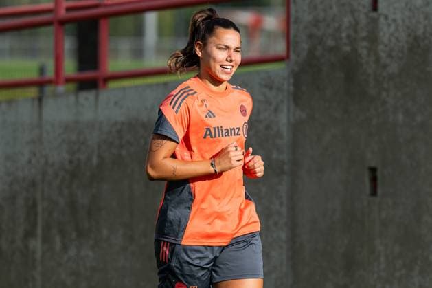 Lena Oberdorf FC Bayern Muenchen Frauen, 08 FC Bayern Muenchen Frauen, Fußball, Google Pixel Frauen Bundesliga, Trainingseinheit, Saison 2025 2026, 21 07 2025 DFL DFB REGULATIONS PROHIBIT ANY USE OF PHOTOGRAPHS as IMAGE SEQUENCES and or QUASI VIDEO FC Bayern Muenchen Frauen, Fußball, Google Pixel Frauen Bundesliga, Trainingseinheit, Saison 2025 2026, 21 07 2025 Muenchen Copyright: xEibner-Pressefoto HeikexFeinerx EP_HFR
