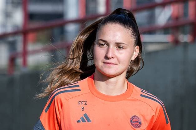 Samira Di Lauro FC Bayern Muenchen Frauen II, 08 Portrait Portraet FC Bayern Muenchen Frauen, Fußball, Google Pixel Frauen Bundesliga, Trainingseinheit, Saison 2025 2026, 21 07 2025 DFL DFB REGULATIONS PROHIBIT ANY USE OF PHOTOGRAPHS as IMAGE SEQUENCES and or QUASI VIDEO FC Bayern Muenchen Frauen, Fußball, Google Pixel Frauen Bundesliga, Trainingseinheit, Saison 2025 2026, 21 07 2025 Muenchen Copyright: xEibner-Pressefoto HeikexFeinerx EP_HFR