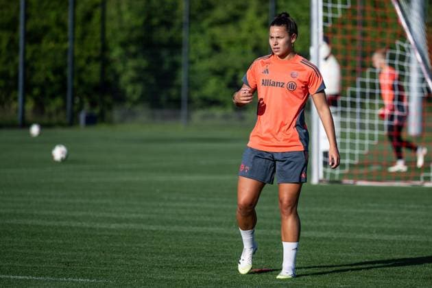 Lena Oberdorf FC Bayern Muenchen Frauen, 08 FC Bayern Muenchen Frauen, Fußball, Google Pixel Frauen Bundesliga, Trainingseinheit, Saison 2025 2026, 21 07 2025 DFL DFB REGULATIONS PROHIBIT ANY USE OF PHOTOGRAPHS as IMAGE SEQUENCES and or QUASI VIDEO FC Bayern Muenchen Frauen, Fußball, Google Pixel Frauen Bundesliga, Trainingseinheit, Saison 2025 2026, 21 07 2025 Muenchen Copyright: xEibner-Pressefoto HeikexFeinerx EP_HFR